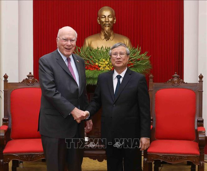 越共中央书记处常务书记陈国旺会见美国参议院代表团 ảnh 1
