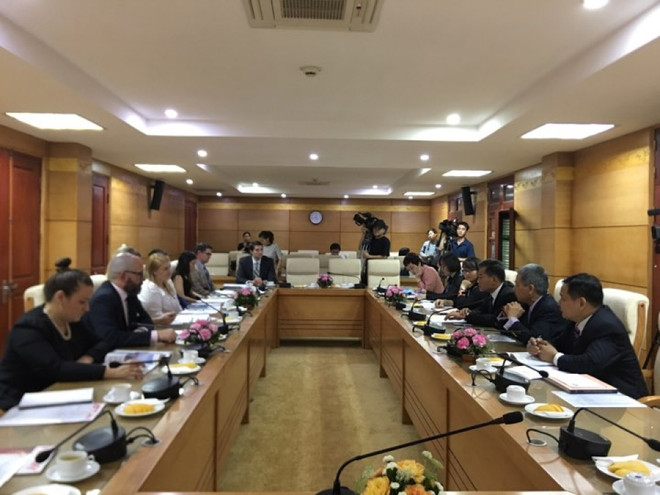 越南友好组织联合会领导会见美国议员助理代表团 ảnh 1