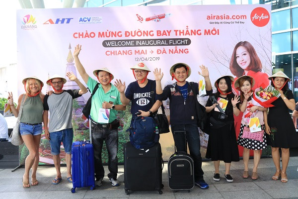 亚洲航空从泰国直飞岘港首个航班的游客来到中部各省参观旅游 ảnh 1 亚洲航空从泰国直飞岘港首个航班的游客来到中部各省参观旅游 ảnh 1