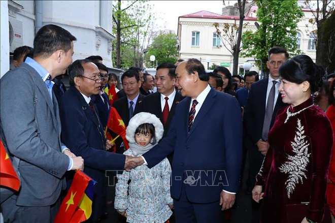 政府总理阮春福访问罗马尼亚普拉霍瓦省 接见越南驻罗大使馆工作人员 ảnh 2 政府总理阮春福访问罗马尼亚普拉霍瓦省 接见越南驻罗大使馆工作人员 ảnh 2