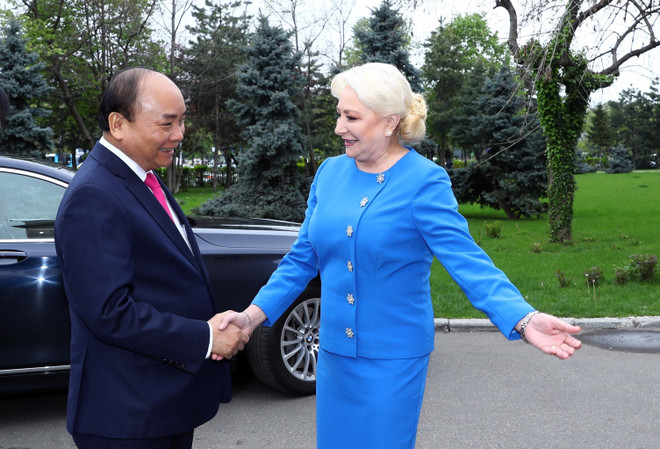 罗马尼亚总理登奇勒为越南政府总理阮春福举行欢迎仪式 ảnh 2 罗马尼亚总理登奇勒为越南政府总理阮春福举行欢迎仪式 ảnh 2