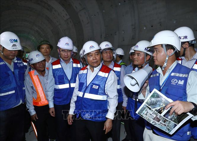 阮春福亲自对胡志明市地铁一号线施工现场进行检查 ảnh 1 阮春福亲自对胡志明市地铁一号线施工现场进行检查 ảnh 1