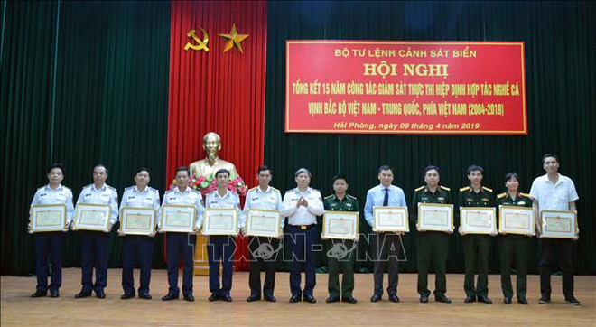 越南海警司令部召开《越中北部湾渔业合作协定》实施15年监督工作总结会议 ảnh 1