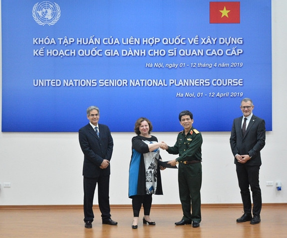 联合国维和行动规划管理高级培训班在河内闭幕 ảnh 1