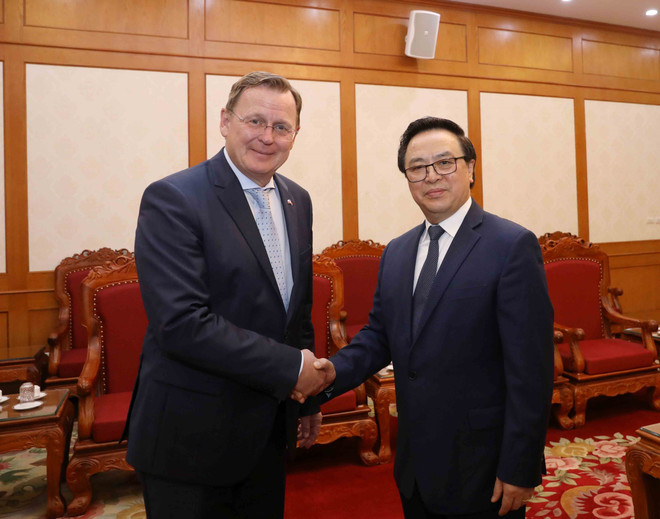 越共中央对外部部长黄平君会见德国图林根州州长拉梅劳 ảnh 1