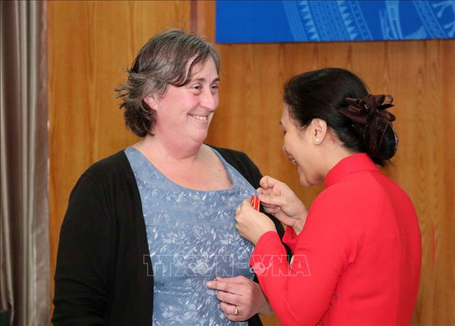 为越南橙毒剂受害者提供积极援助的一名美国女人荣获越南友谊勋章 ảnh 1