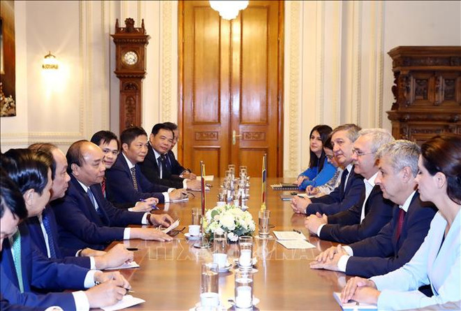 政府总理阮春福会见罗马尼亚众议院议长 圆满结束对罗马尼亚的正式访问 ảnh 2 政府总理阮春福会见罗马尼亚众议院议长 圆满结束对罗马尼亚的正式访问 ảnh 2