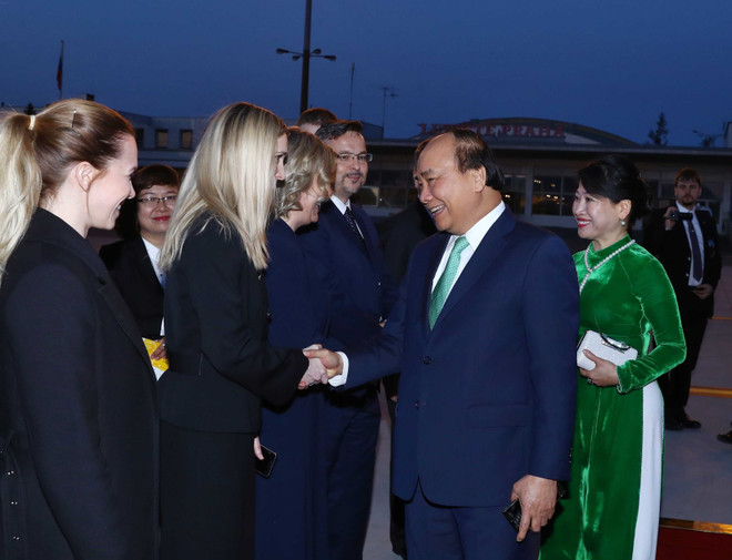 越南政府总理阮春福圆满结束对罗马尼亚和捷克的正式访问 ảnh 1 越南政府总理阮春福圆满结束对罗马尼亚和捷克的正式访问 ảnh 1