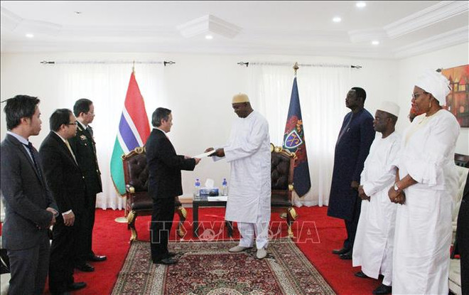 越南驻冈比亚大使范国柱向冈比亚总统递交国书 ảnh 1 越南驻冈比亚大使范国柱向冈比亚总统递交国书 ảnh 1