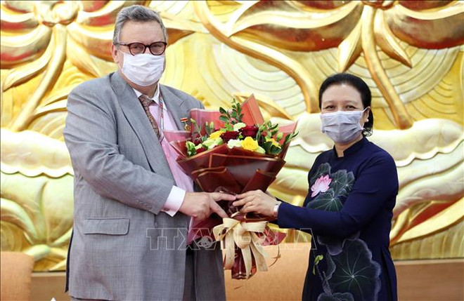 越南向芬兰驻越大使授予“致力于各民族和平友谊”纪念章 ảnh 1 越南向芬兰驻越大使授予“致力于各民族和平友谊”纪念章 ảnh 1