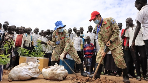 越南三号二级野战医院动员青年力量参加保护南苏丹的环境 ảnh 1 越南三号二级野战医院动员青年力量参加保护南苏丹的环境 ảnh 1
