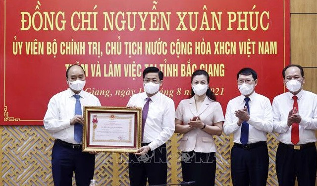 北江省因抗疫中表现突出获国家主席授予“劳动勋章” ảnh 1 北江省因抗疫中表现突出获国家主席授予“劳动勋章” ảnh 1