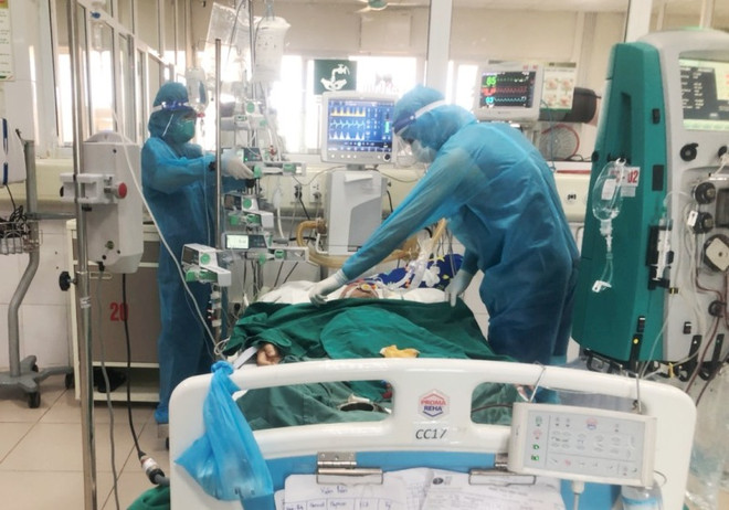 退休医生愿意上前线 努力抢回重症患者的生命 ảnh 1 退休医生愿意上前线 努力抢回重症患者的生命 ảnh 1