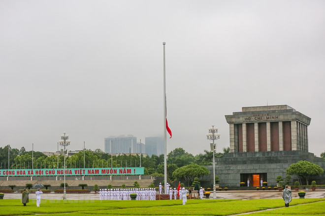 组图:越南举行降半旗仪式 对原越共中央总书记黎可漂致哀 ảnh 11 组图:越南举行降半旗仪式 对原越共中央总书记黎可漂致哀 ảnh 11
