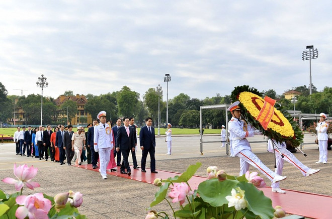 组图:胡志明主席诞辰130周年庆典在河内隆重举行 ảnh 6 组图:胡志明主席诞辰130周年庆典在河内隆重举行 ảnh 6