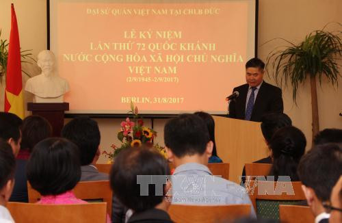 越南驻德国和加拿大大使馆举行国庆72周年纪念活动 ảnh 1