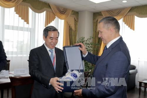 越共中央经济部部长阮文平访问俄罗斯远东地区 ảnh 1 越共中央经济部部长阮文平访问俄罗斯远东地区 ảnh 1
