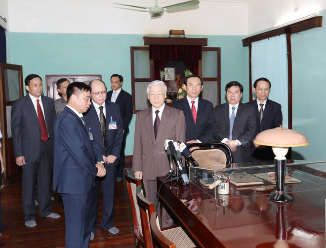 越共中央总书记阮富仲敬香缅怀胡志明主席 ảnh 2 越共中央总书记阮富仲敬香缅怀胡志明主席 ảnh 2