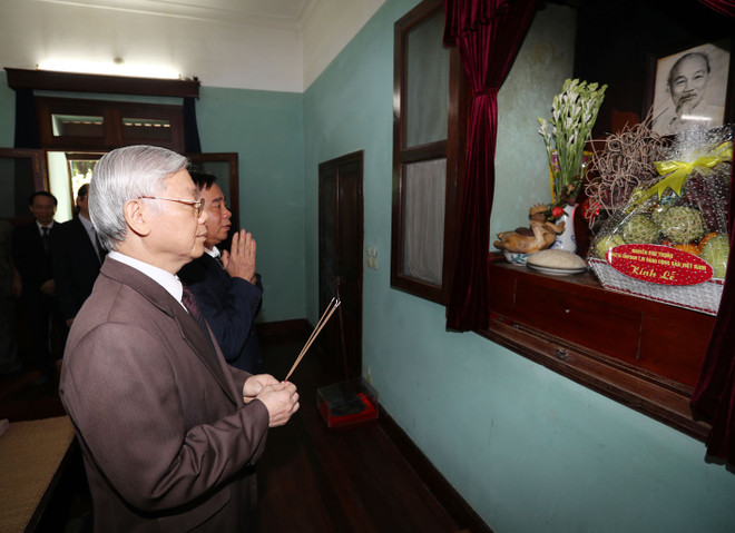 越共中央总书记阮富仲敬香缅怀胡志明主席 ảnh 1 越共中央总书记阮富仲敬香缅怀胡志明主席 ảnh 1