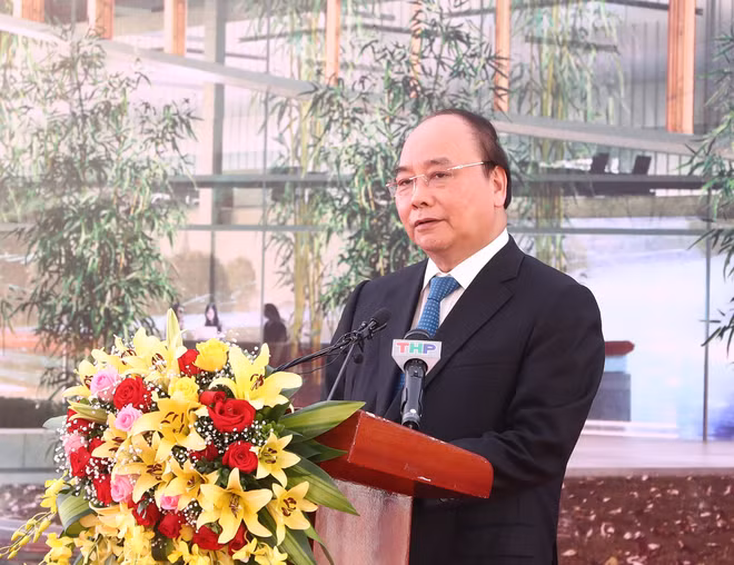 政府总理阮春福发布首个越南品牌汽车生产项目开工令 ảnh 2