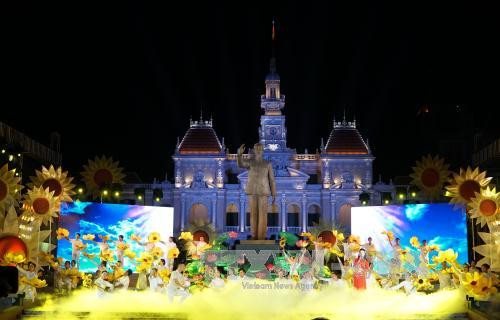 庆祝国庆 “国旗颜色永在心中”文艺晚会在胡志明市举行 ảnh 2 庆祝国庆 “国旗颜色永在心中”文艺晚会在胡志明市举行 ảnh 2