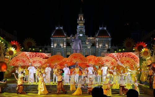 庆祝国庆 “国旗颜色永在心中”文艺晚会在胡志明市举行 ảnh 1 庆祝国庆 “国旗颜色永在心中”文艺晚会在胡志明市举行 ảnh 1