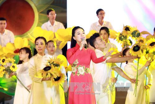 庆祝国庆 “国旗颜色永在心中”文艺晚会在胡志明市举行 ảnh 3 庆祝国庆 “国旗颜色永在心中”文艺晚会在胡志明市举行 ảnh 3