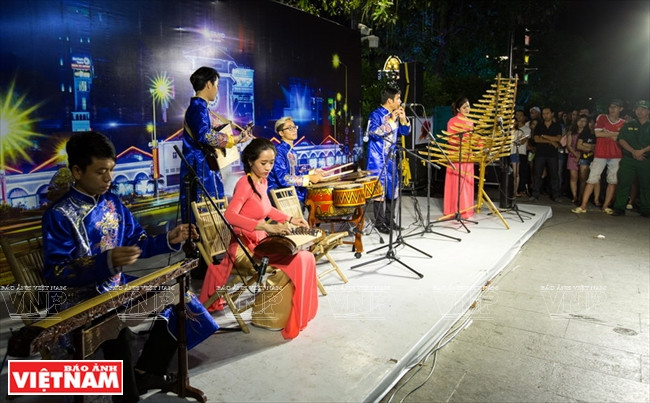 胡志明市街头表演秀 ảnh 2