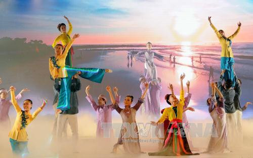 题为“美丽祖国”的联谊晚会在胡志明市举行 ảnh 1 题为“美丽祖国”的联谊晚会在胡志明市举行 ảnh 1