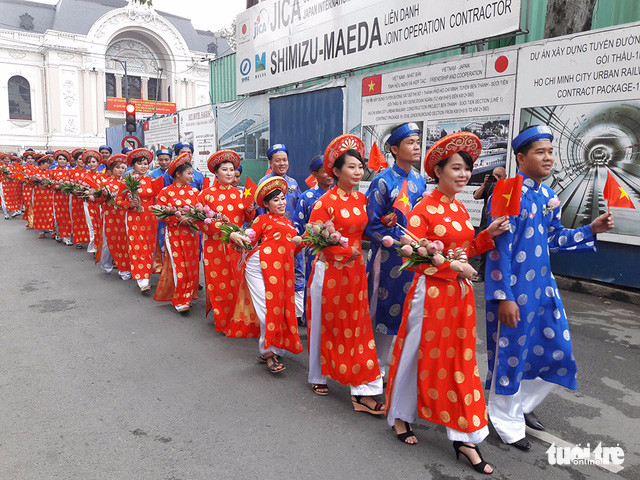 胡志明市100对青年工人集体婚礼在国庆日举行 ảnh 1