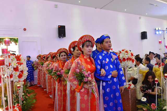 胡志明市100对青年工人集体婚礼在国庆日举行 ảnh 2