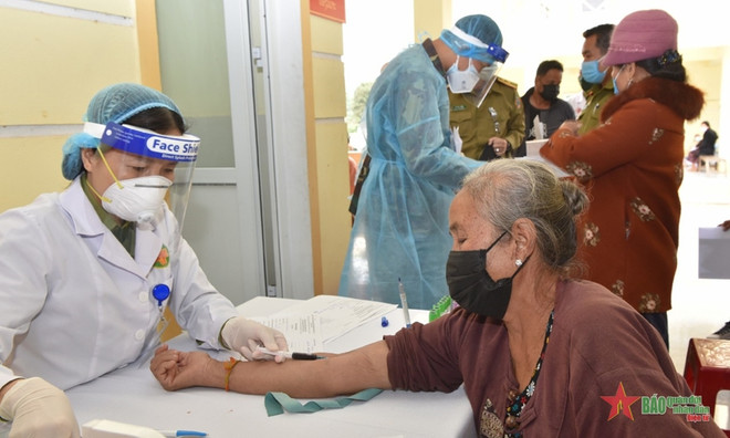 越老军医：为两国2000多名边民开展免费体检 ảnh 1