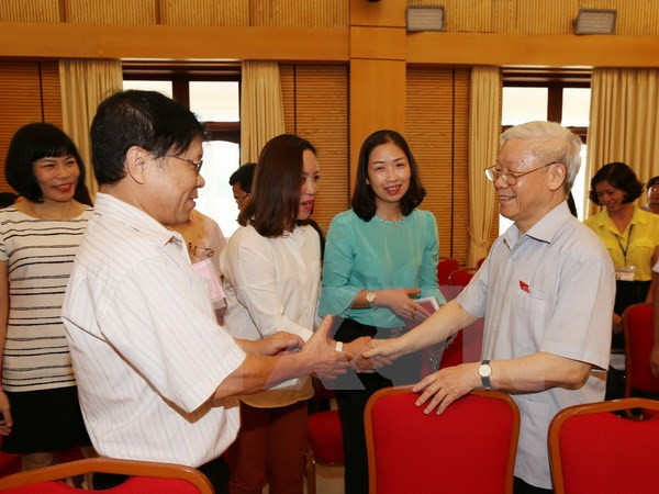 越共中央总书记阮富仲与河内市巴亭郡和还剑郡选民接触 ảnh 1