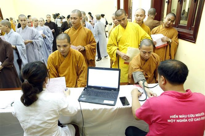 500名僧尼和佛教信徒参加献血活动 150名登记捐赠人体器官 ảnh 1
