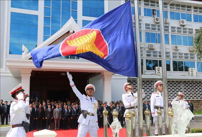 老挝举行东盟会旗升旗仪式 庆祝东盟成立52周年 ảnh 2 老挝举行东盟会旗升旗仪式 庆祝东盟成立52周年 ảnh 2