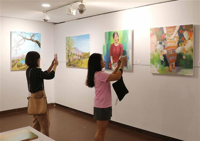 首届国际美术创作及交流展览活动在岘港市开幕 ảnh 2 首届国际美术创作及交流展览活动在岘港市开幕 ảnh 2