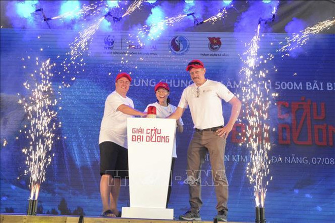 岘港市：800余名志愿者参与海洋垃圾清理活动 ảnh 1