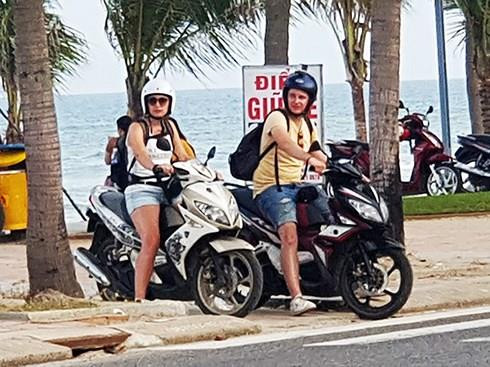 胡志明市加大关于处理违反交通规则的外国人的宣传力度 ảnh 1