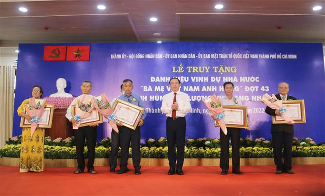 胡志明市举行“越南英雄母亲”和“人民武装力量英雄”称号授予仪式 ảnh 1 胡志明市举行“越南英雄母亲”和“人民武装力量英雄”称号授予仪式 ảnh 1