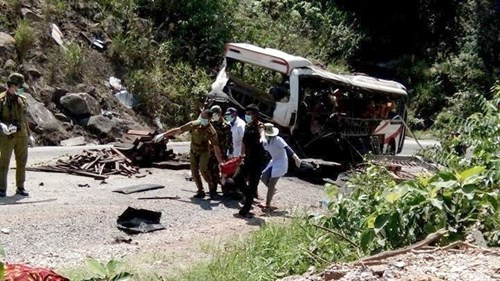 老挝发生严重车祸 致使6人死亡 其中有一越南人 ảnh 1 老挝发生严重车祸 致使6人死亡 其中有一越南人 ảnh 1