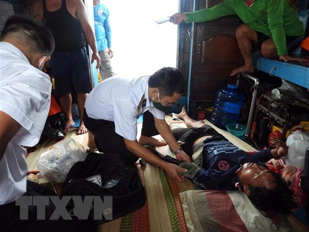 海军第二区成功营救遇险渔民 ảnh 1 海军第二区成功营救遇险渔民 ảnh 1