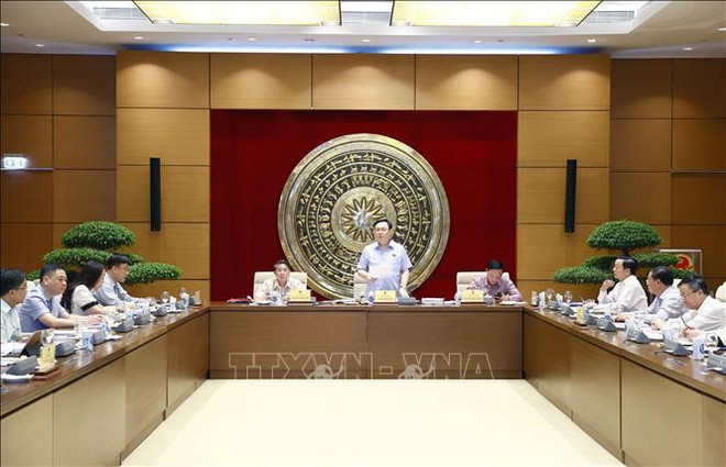 越南国会主席王廷惠就《土地法》(修正案)同自然资源与环境部举行工作座谈 ảnh 1 越南国会主席王廷惠就《土地法》(修正案)同自然资源与环境部举行工作座谈 ảnh 1