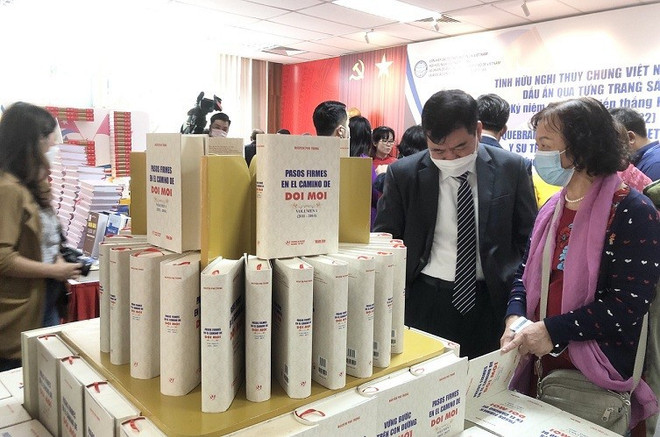 越古友谊矢志不渝——每一页印记” 的图书展览活动在河内举行 ảnh 1