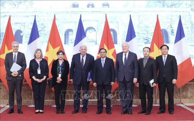 越南政府总理范明政会见法国参议院议长热拉尔·拉尔歇 ảnh 1 越南政府总理范明政会见法国参议院议长热拉尔·拉尔歇 ảnh 1