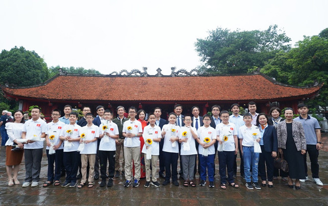 越南学生在国际数学和科学奥林匹克竞赛中获得三枚金牌 ảnh 1 越南学生在国际数学和科学奥林匹克竞赛中获得三枚金牌 ảnh 1