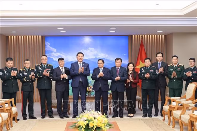 蒙古国国防部长赛汗巴亚尔对越南进行正式访问 ảnh 1