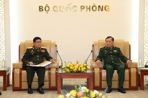 黄春战上将会见老挝国防部外事局代表和专员代表团 ảnh 1 黄春战上将会见老挝国防部外事局代表和专员代表团 ảnh 1
