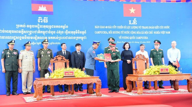 越南向柬埔寨移交49具柬埔寨救国团结武装力量战士遗骸 ảnh 1 越南向柬埔寨移交49具柬埔寨救国团结武装力量战士遗骸 ảnh 1