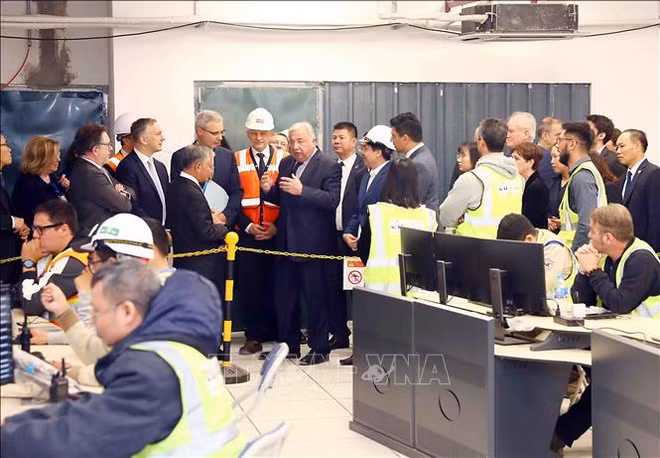 法国参议院议长走访河内城铁项目呠-河内火车站路段 ảnh 2 法国参议院议长走访河内城铁项目呠-河内火车站路段 ảnh 2