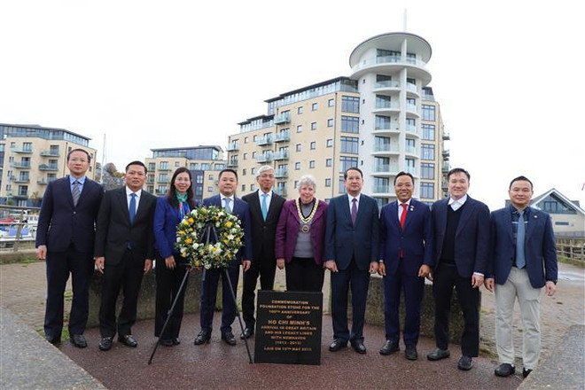 越英建交50周年:纽黑文博物馆胡伯伯塑像修缮工程落成 ảnh 2 越英建交50周年:纽黑文博物馆胡伯伯塑像修缮工程落成 ảnh 2